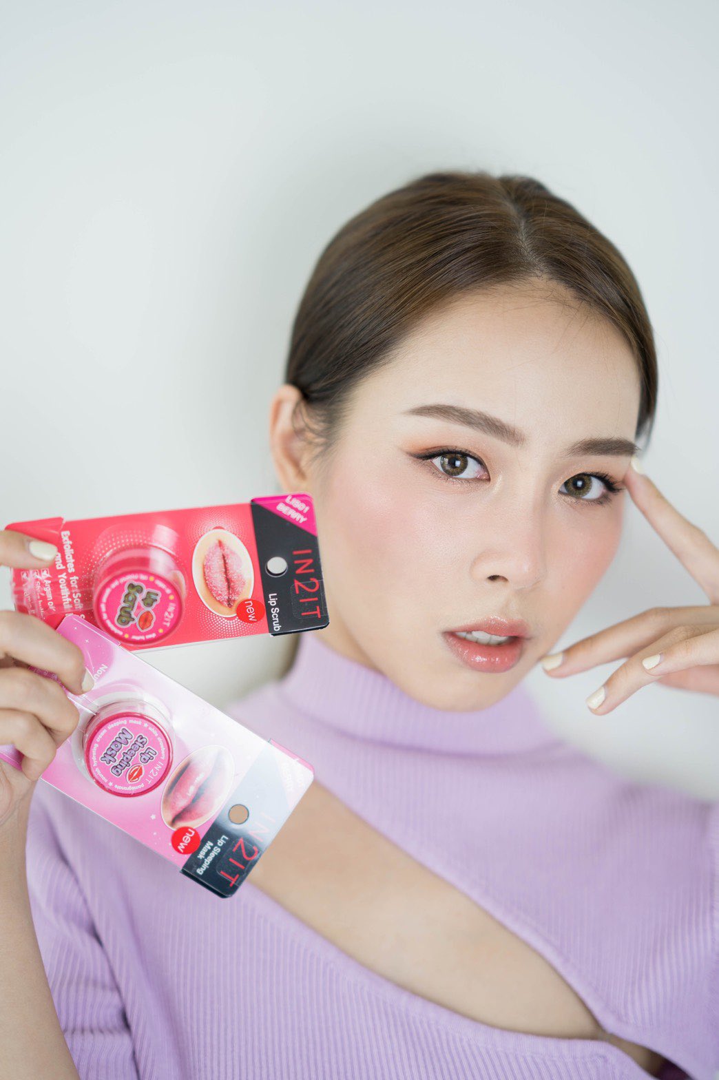 IN2IT Lip Scrub #berry 12g ลิปสครับน้ำตาลอณูละเอียด ช่วยขจัดเซลล์ผิวที่ริมฝีปาก เผยผิวเนียนนุ่ม สุขภาพดี ด้วยShea Butter, Argan Oil และ Vitamin E